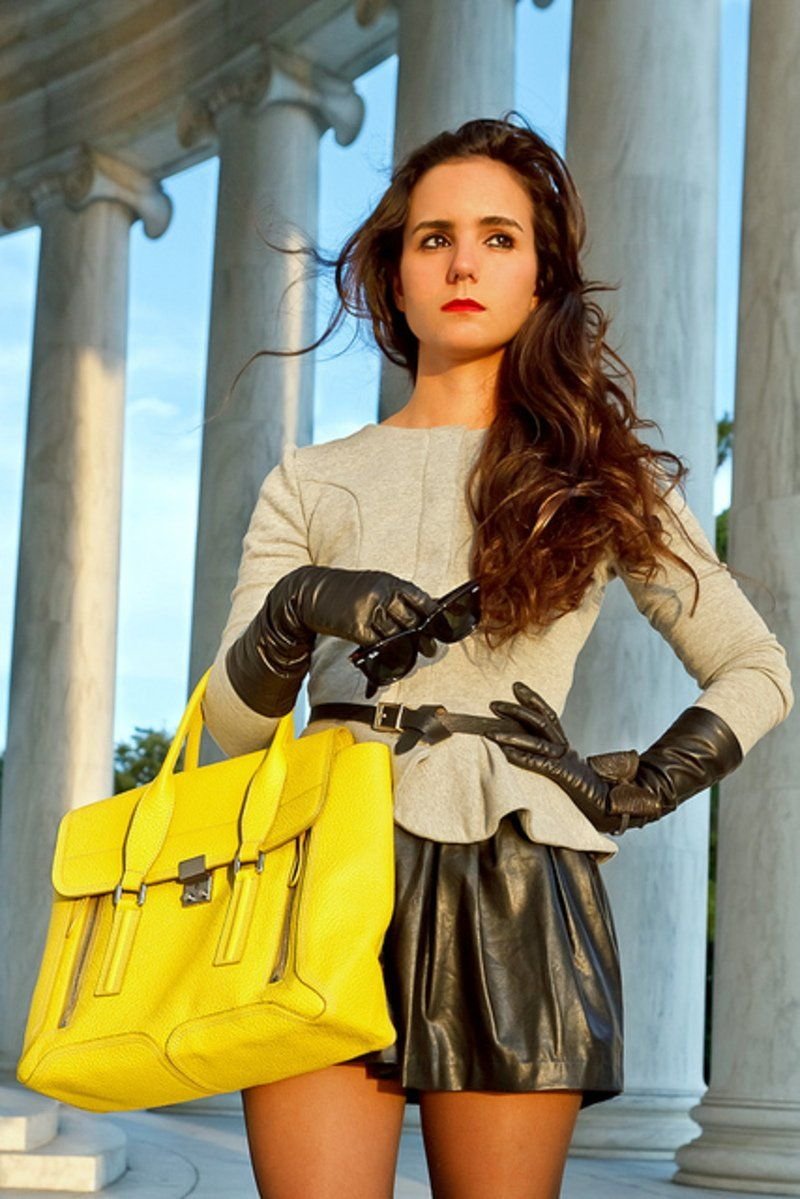 Красивая девушка в перчатках