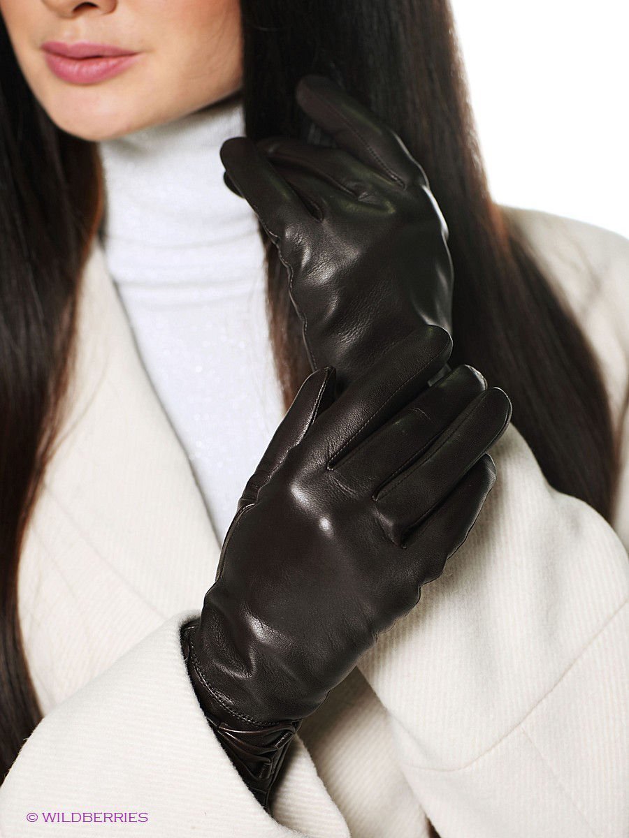 Модель в перчатках