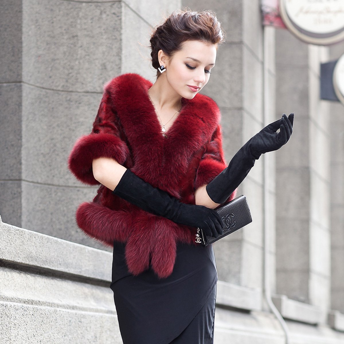 Женщины в пальто и кожаных перчатках