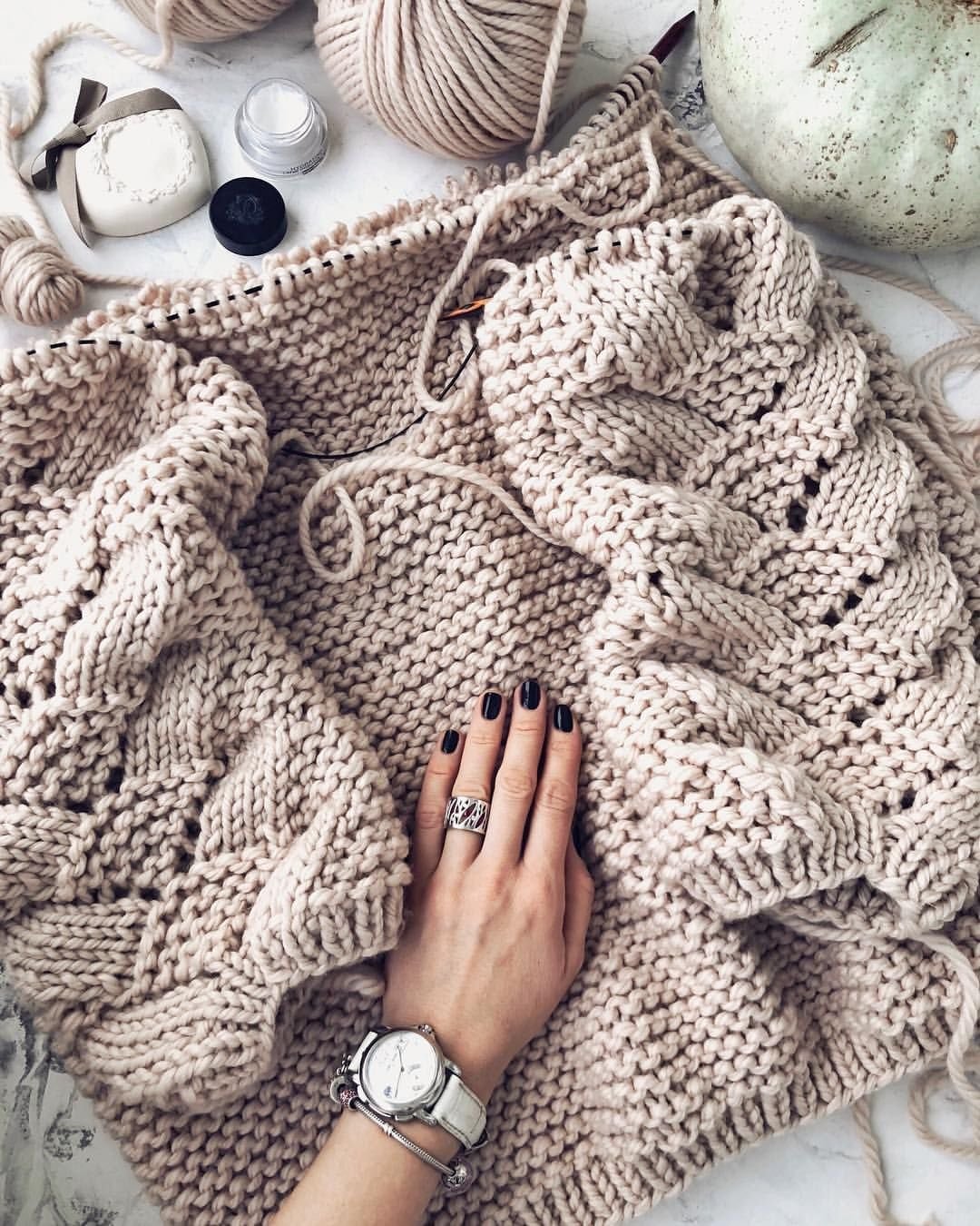 Девушка с пряжей