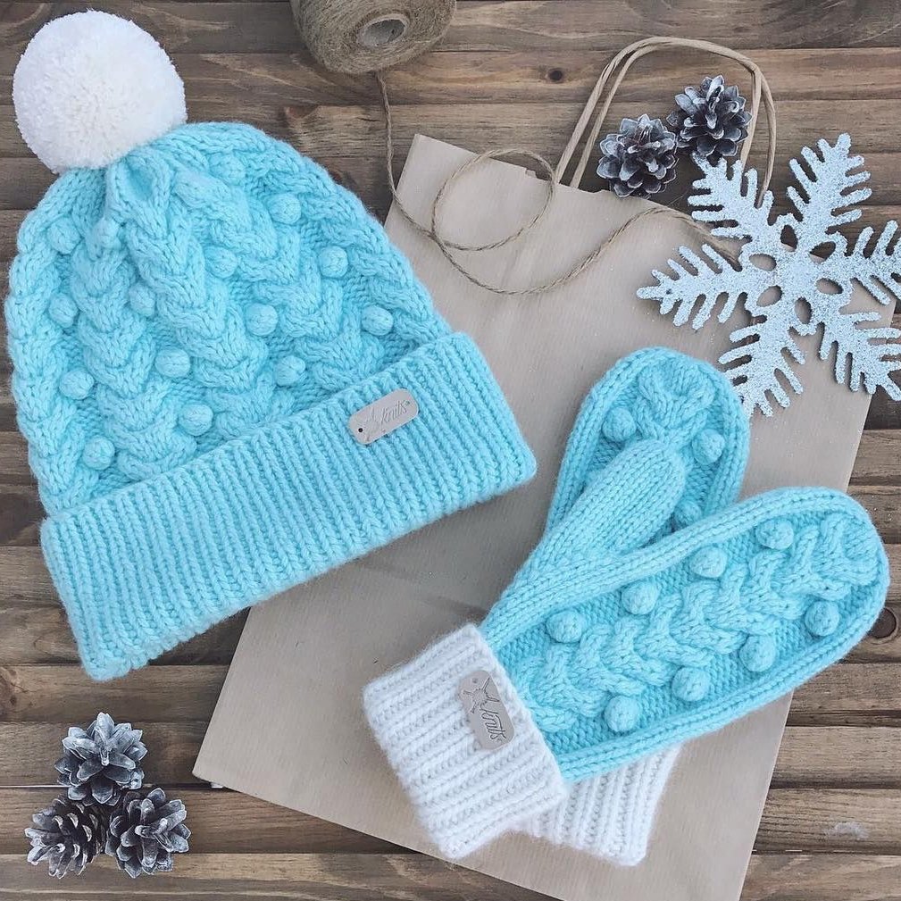 Шапочка связанная шишечками