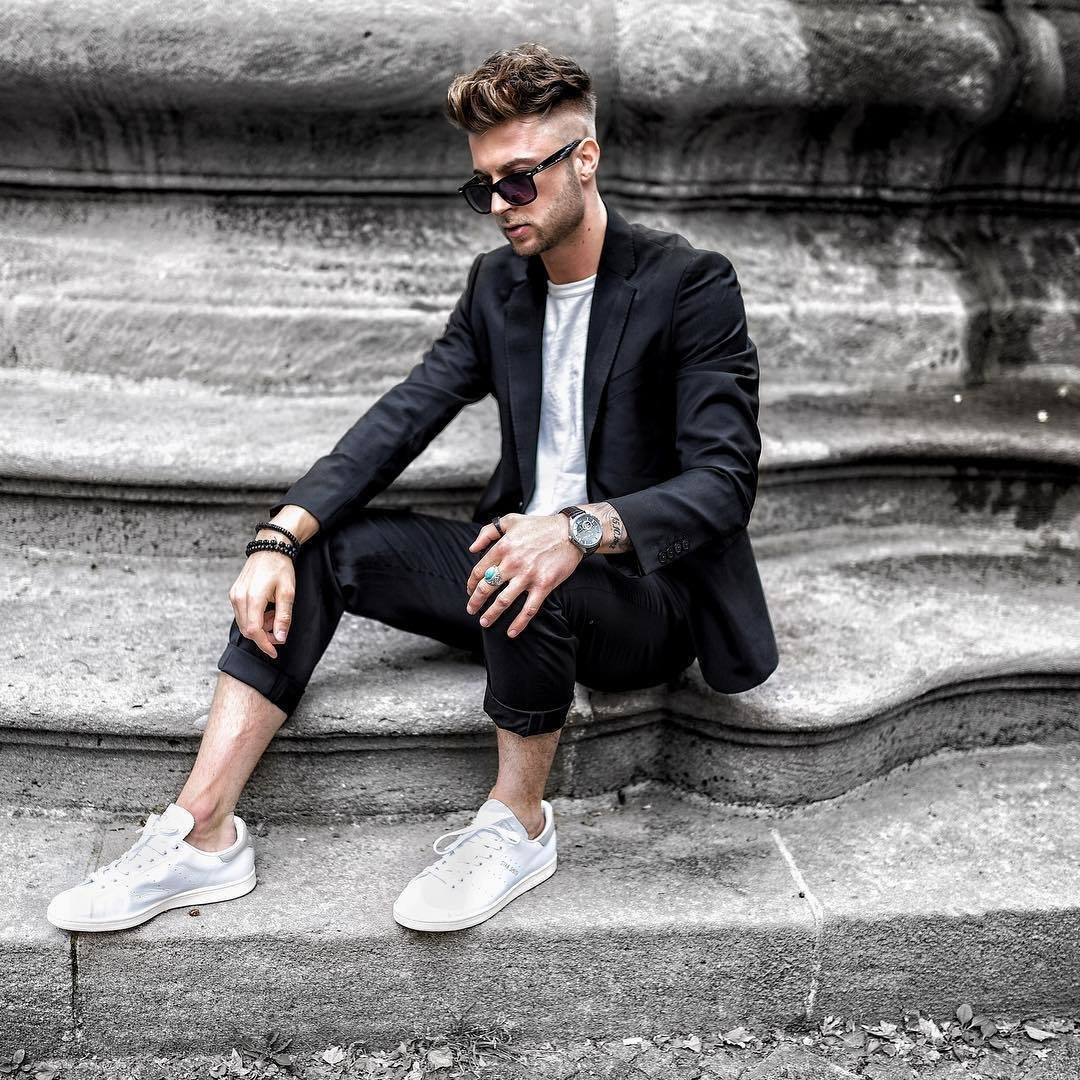 Стильный парень в пальто