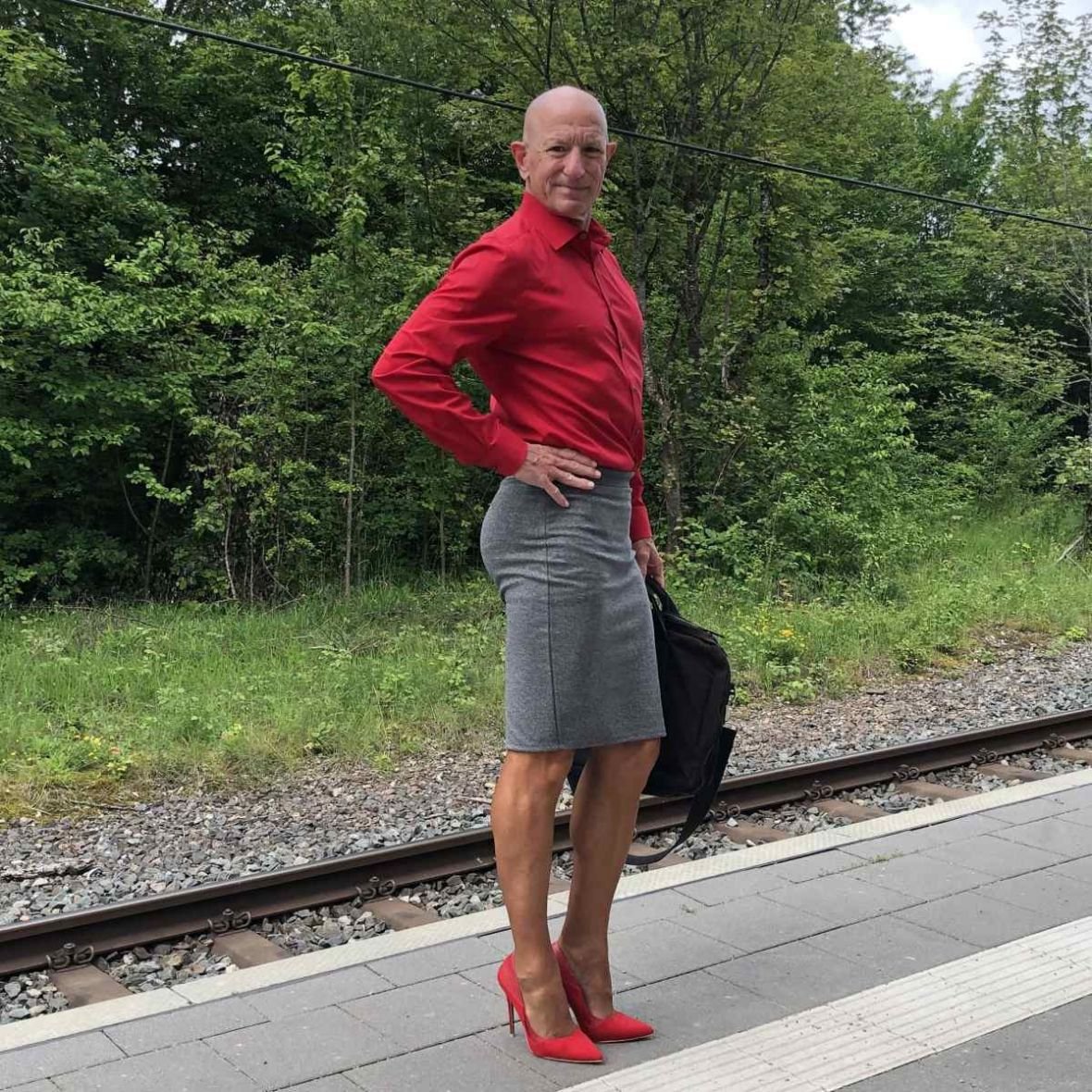 Мужчина в белых гольфах