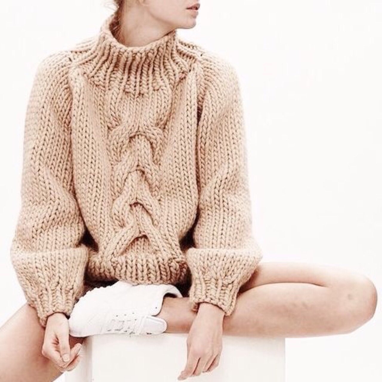 Вязаный свитер. Свитер крупной вязки женский. Объемный свитер с косами. Объемный свитер спицами. Дизайнерские вязаные свитера.
