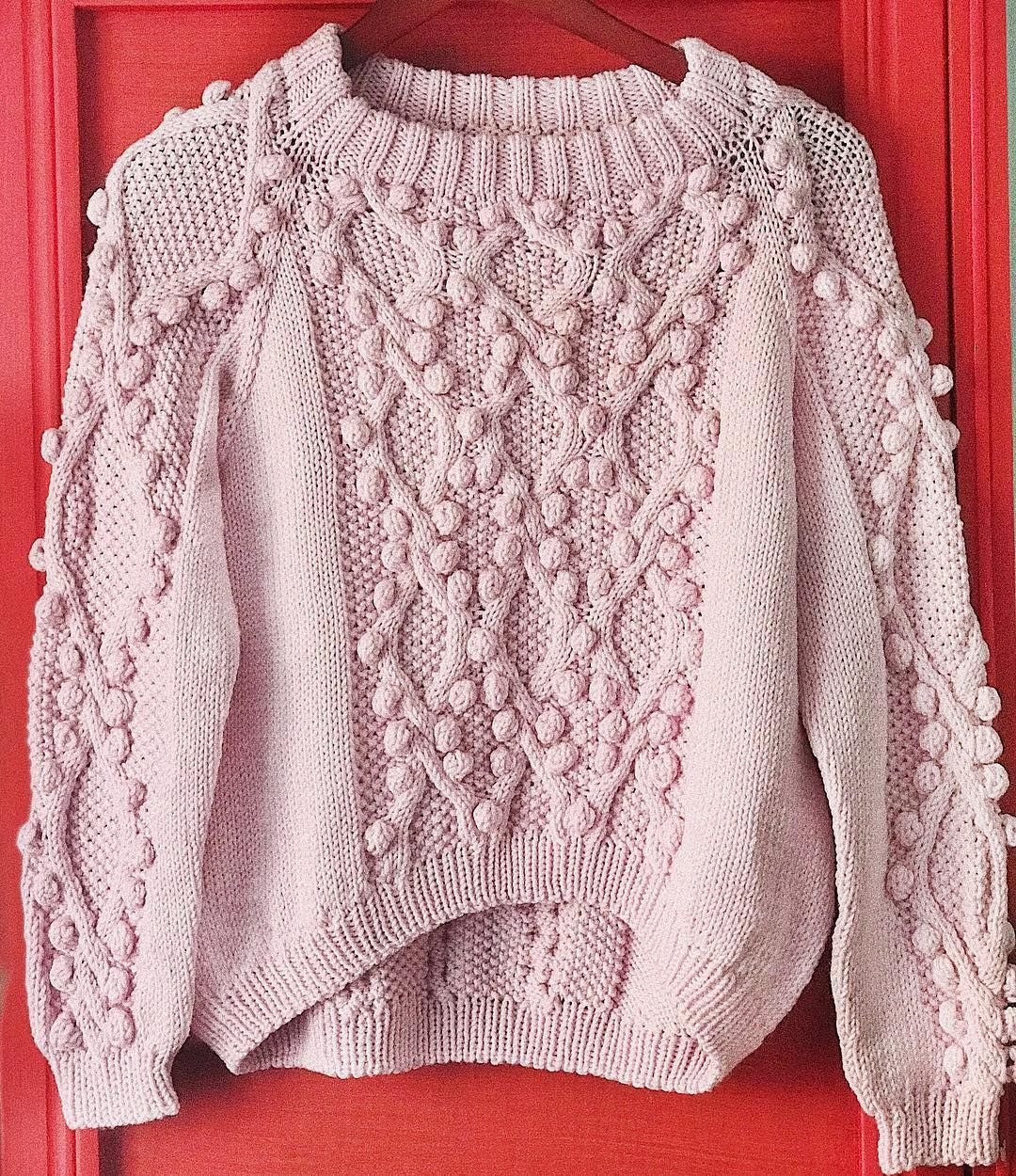 Детский свитер с шишечками