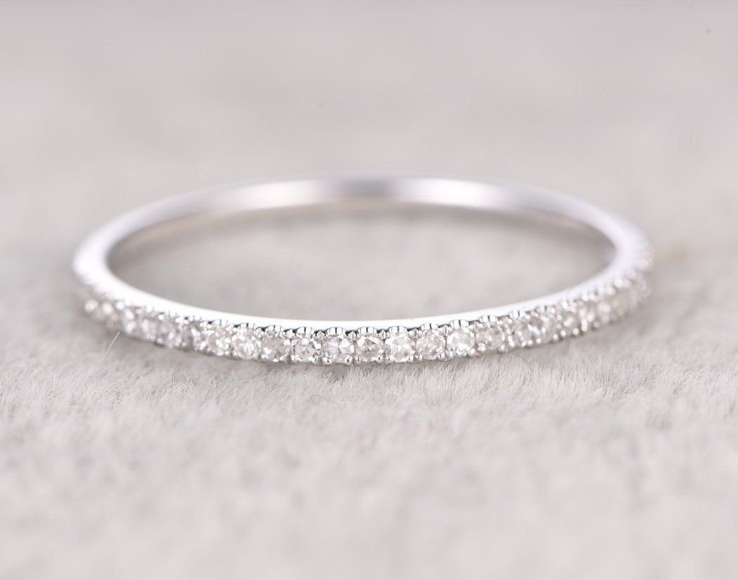 Обручальное кольцо серебряное с камнем