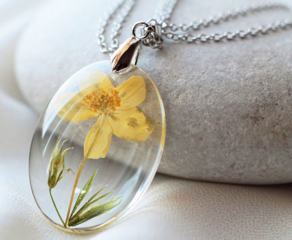 Кулон с цветком из эпоксидной смолы
