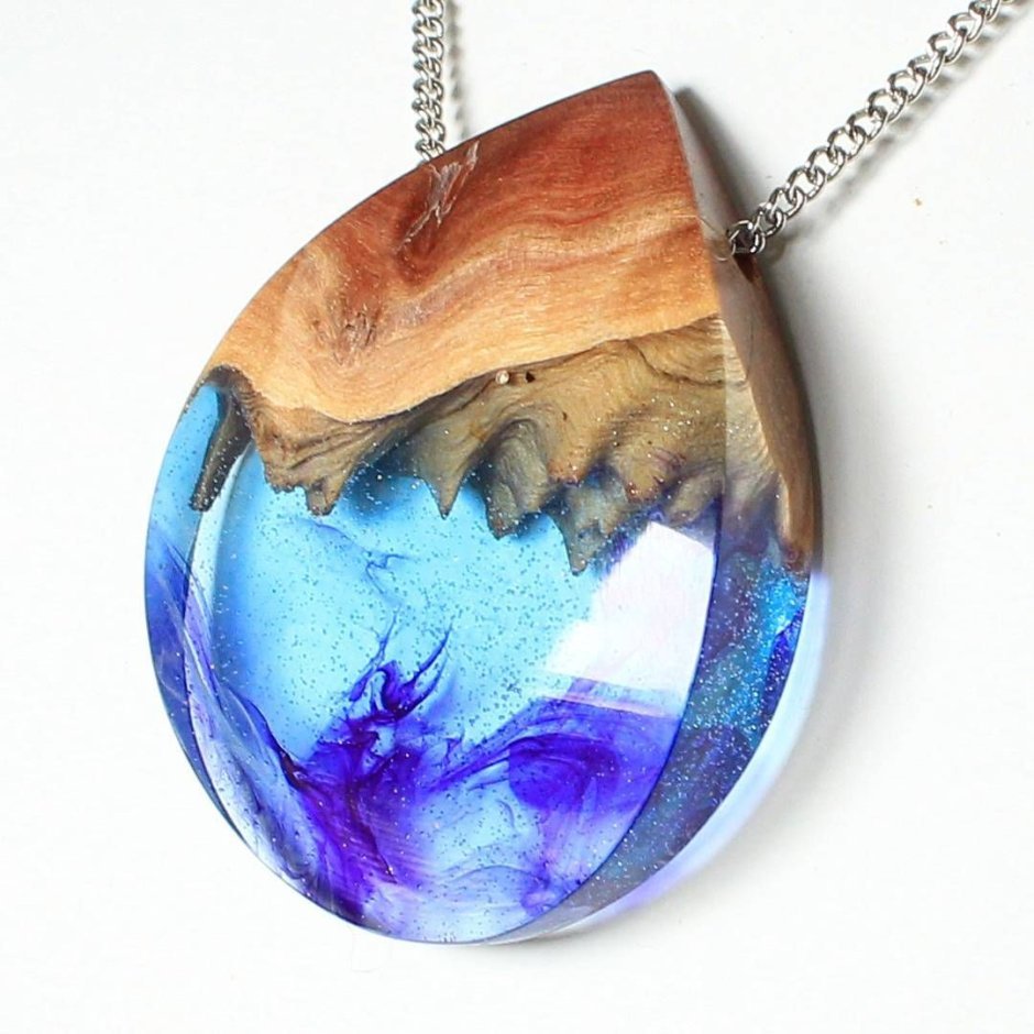 Кулон из эпоксидной смолы и дерева