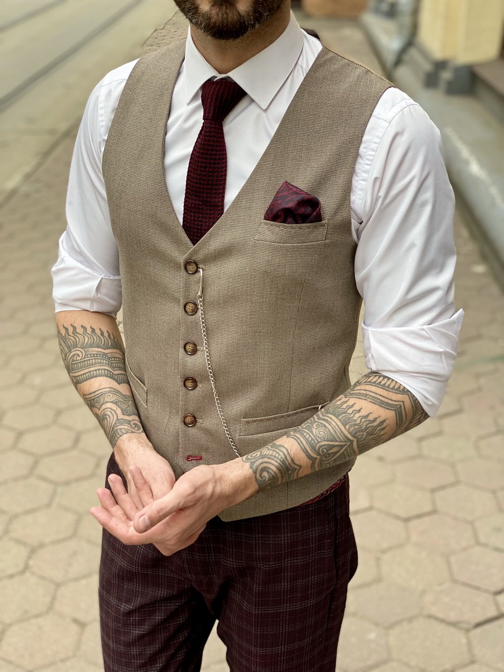 Мужчина в жилетке