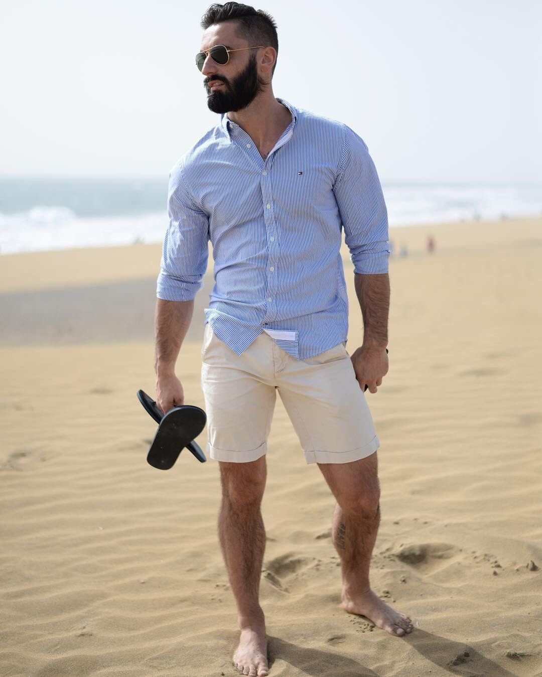 Мужчина за штурвалом яхты