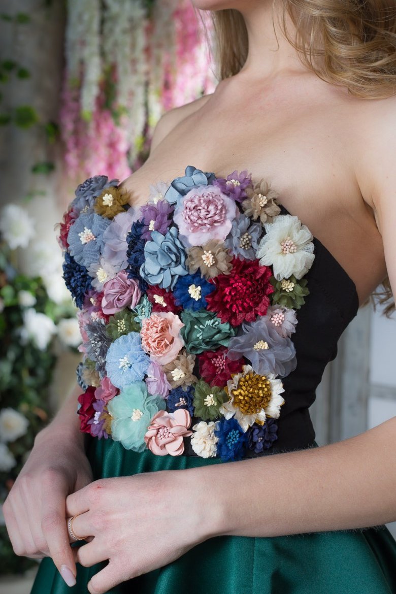 Платье украшенное цветами