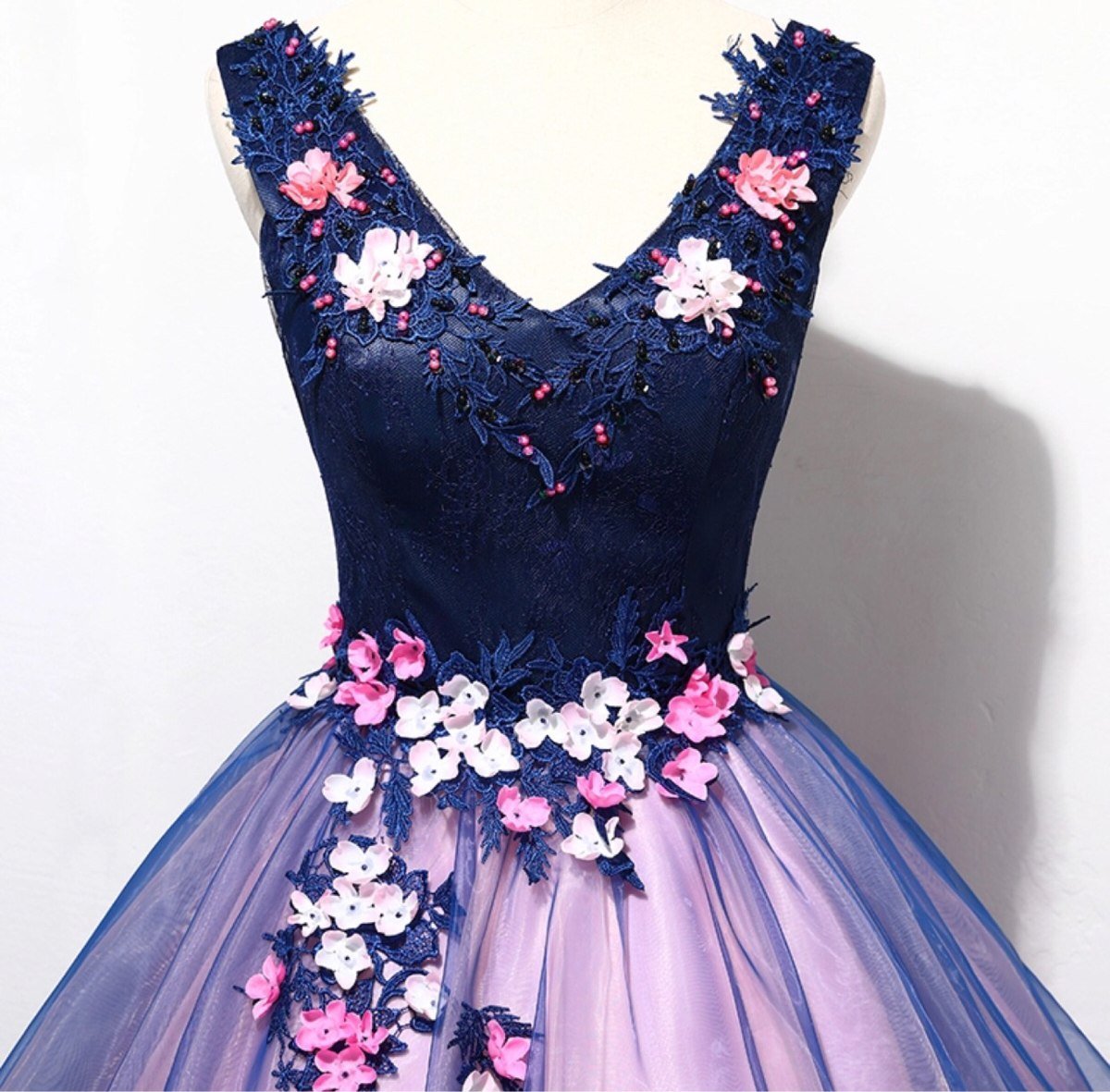 Платье расшитое цветами