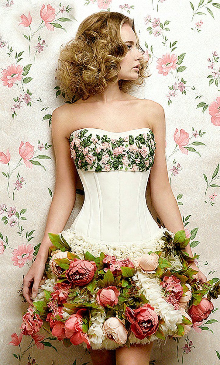 Платье украшенное цветами