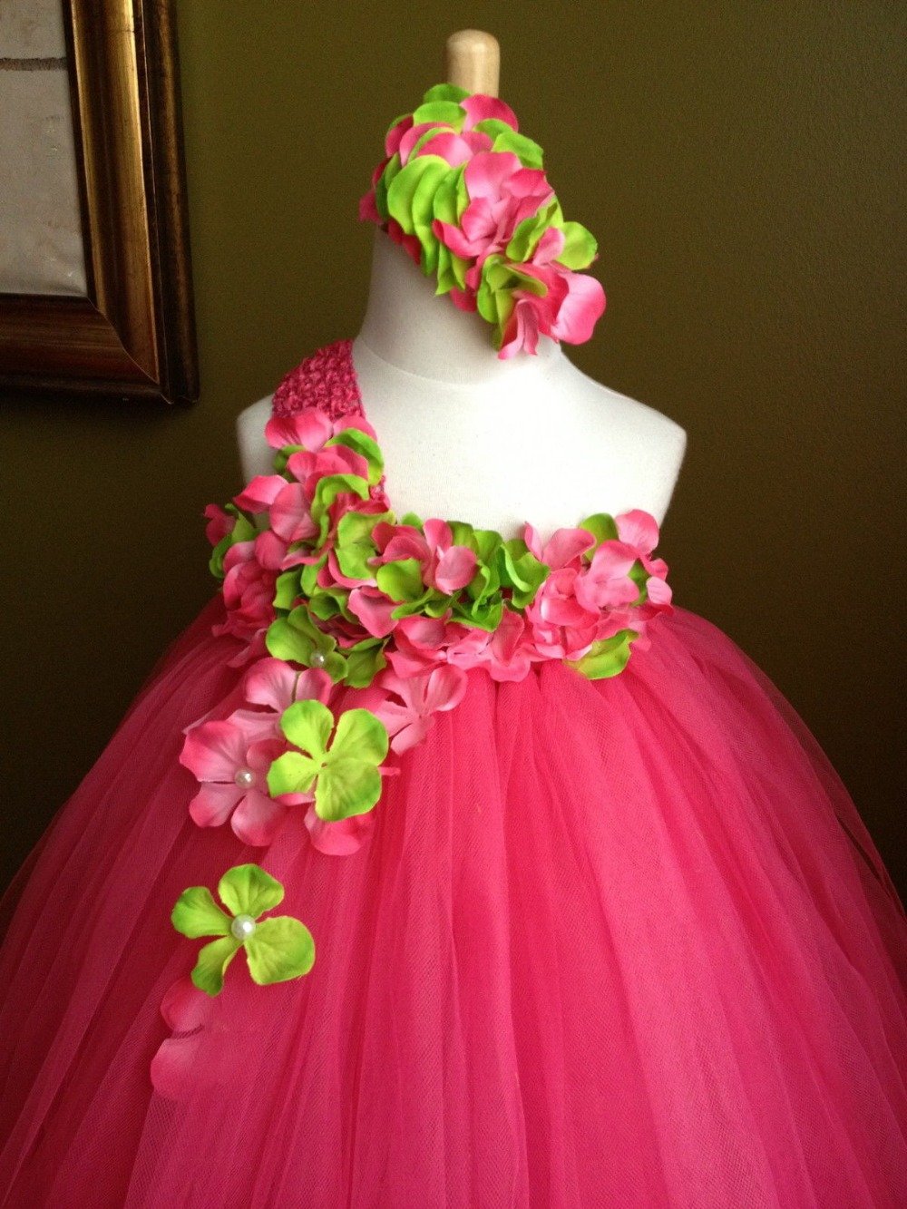 Платье украшенное цветами