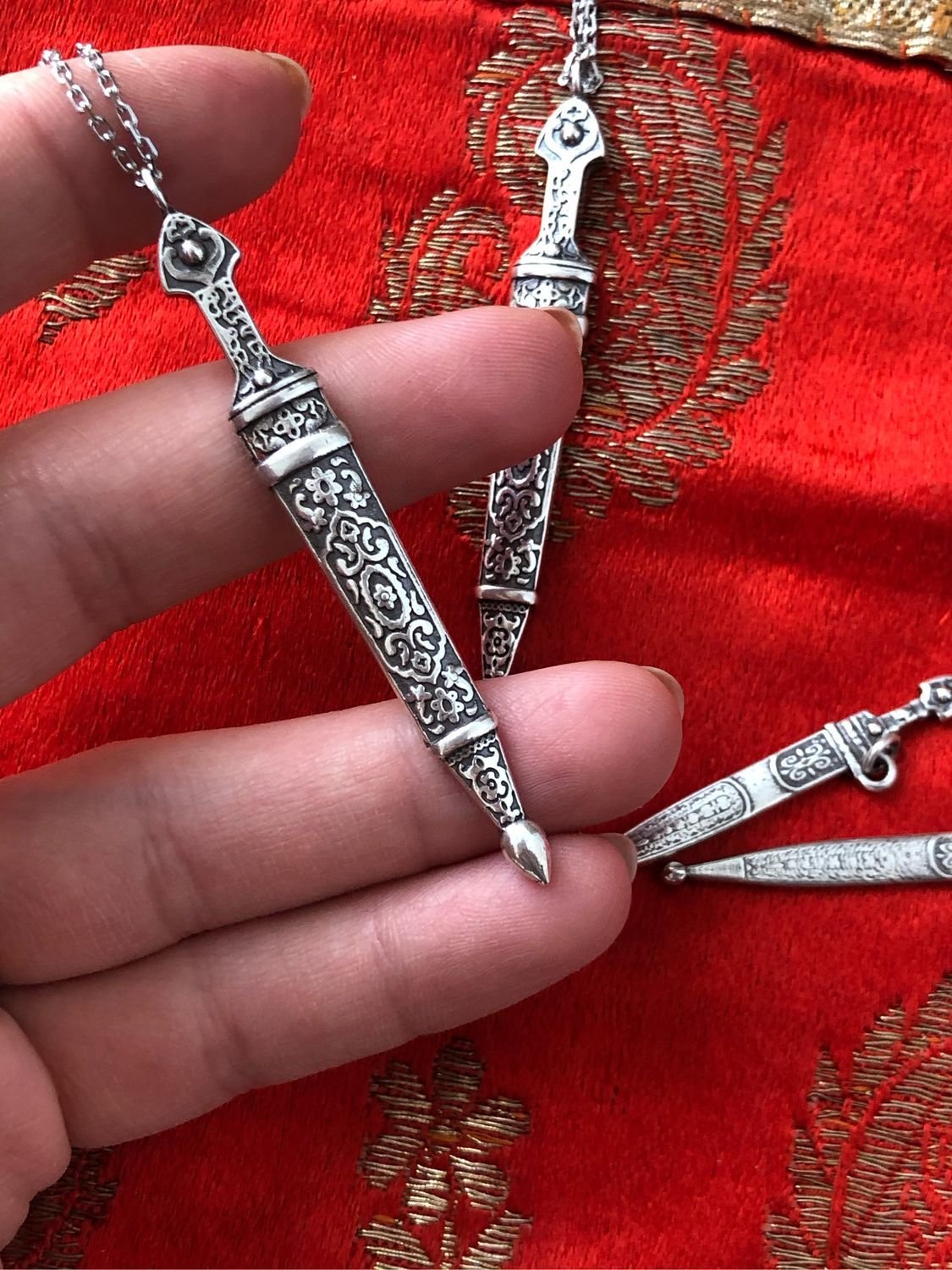 Серебряная подвеска кинжал