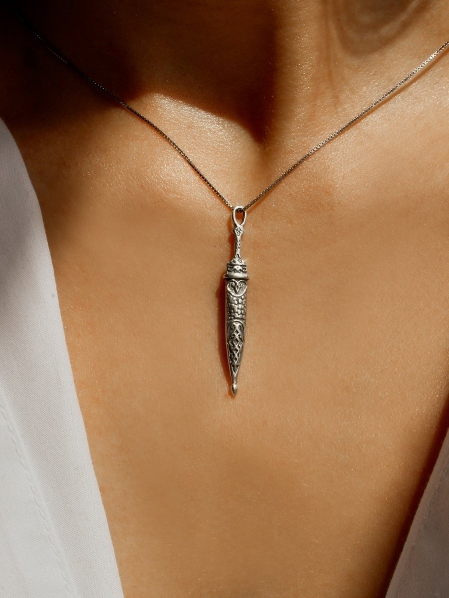 Кинжал с шипами