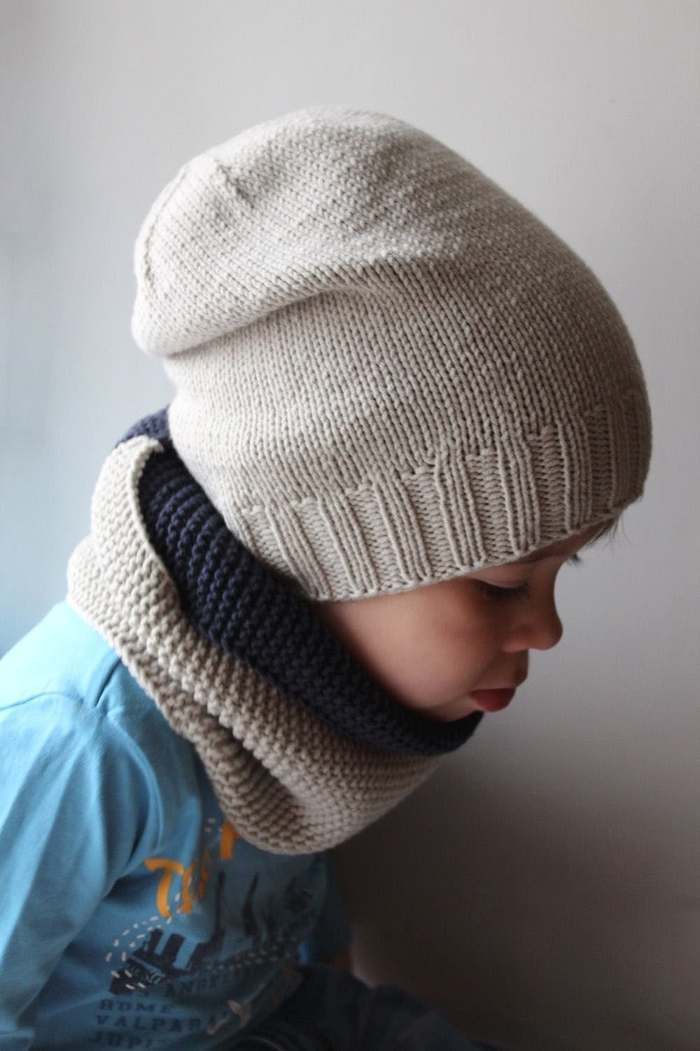 Двухцветная шапка спицами для мальчика