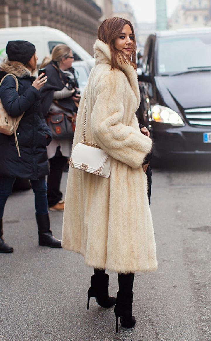 Девушка в стильной шубе