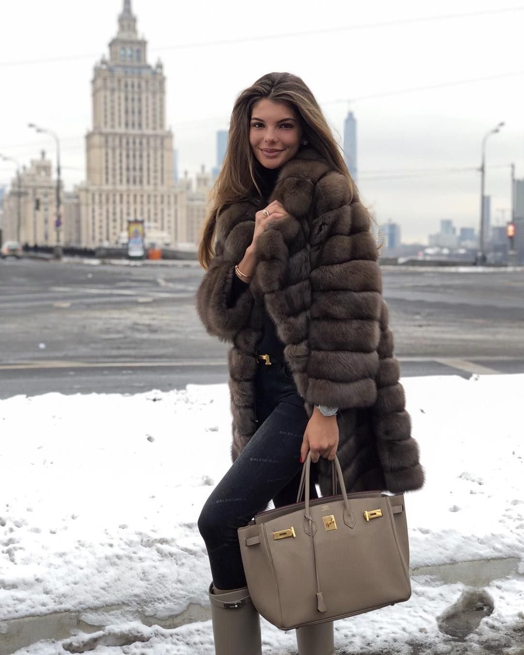 Красивые девушки в шубах зимой