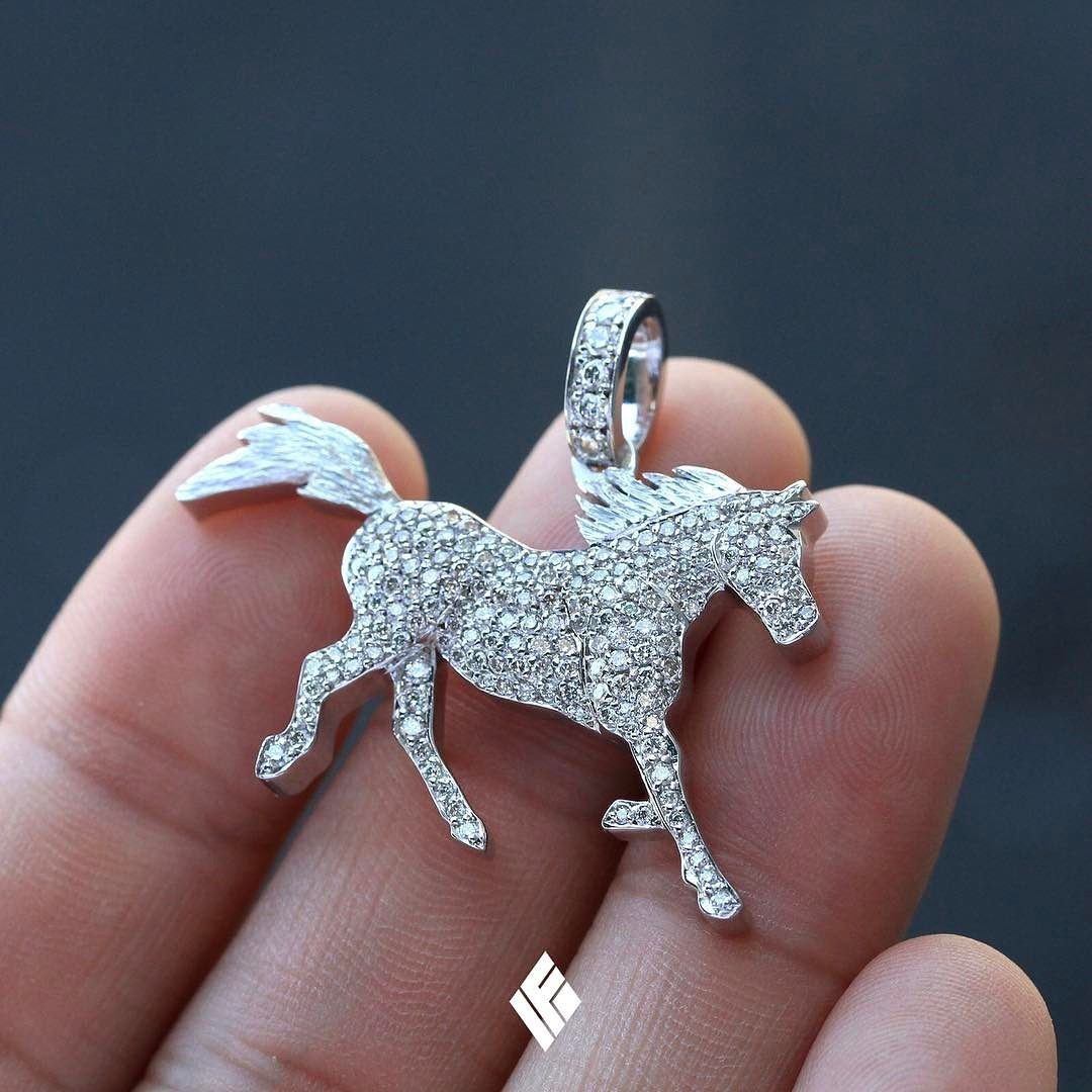 Золотая подвеска лошадь