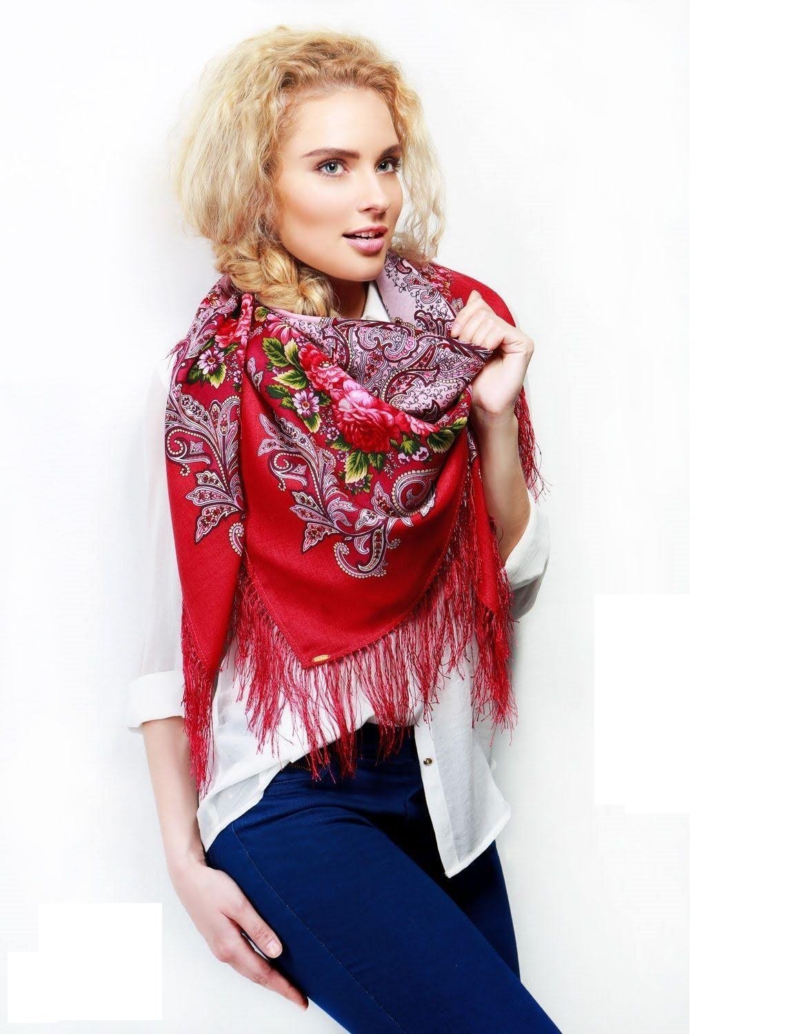 Красивая женщина в платке