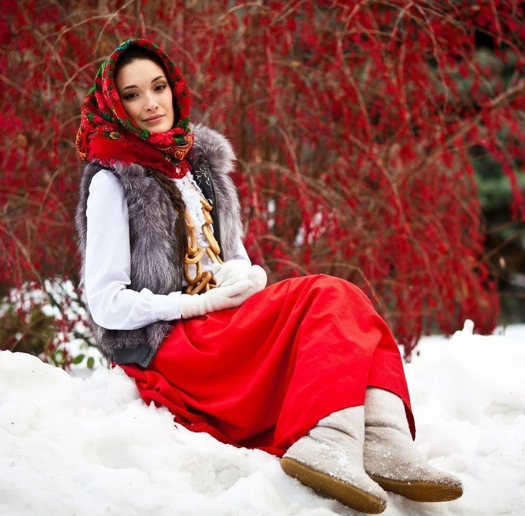 Красивые брюнетки в платке