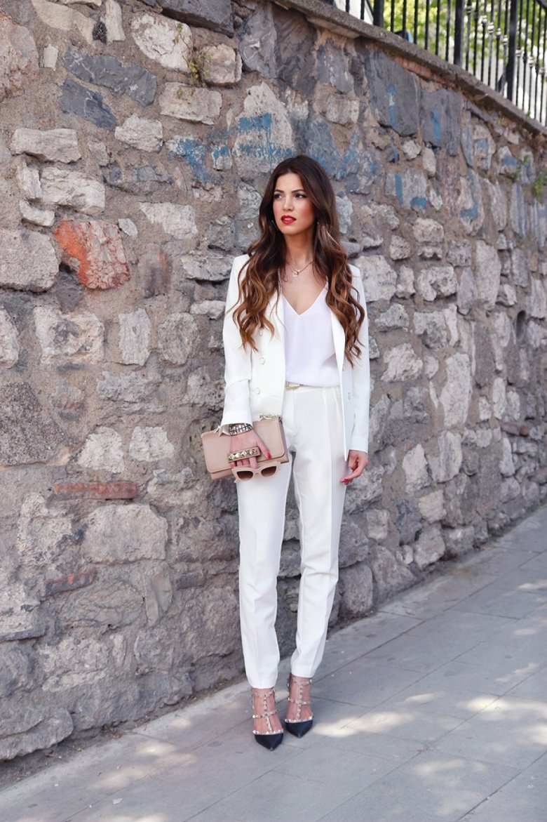 Светлые брюки с пиджаком