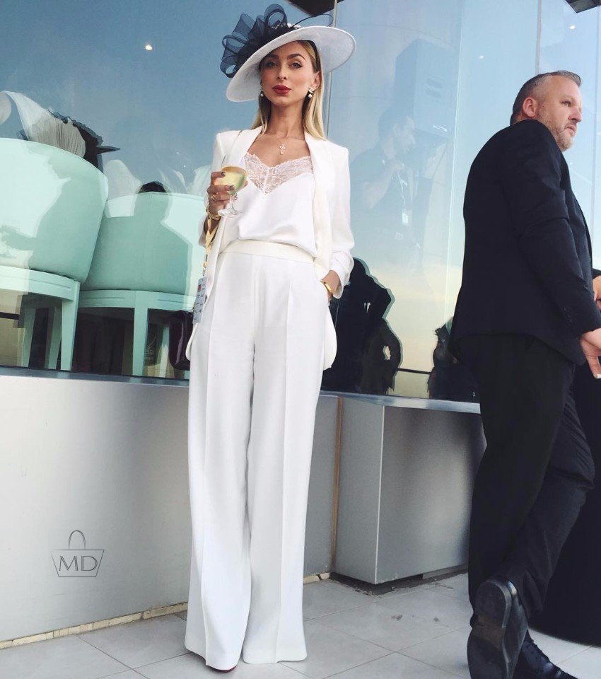 Белый брючный костюм