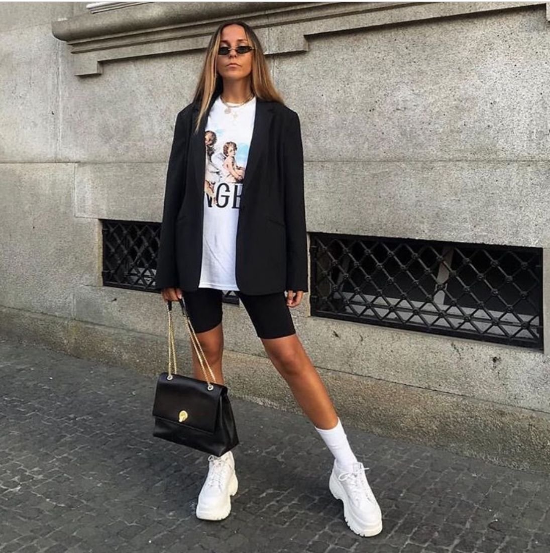 Модные образы с вязаными жилетами зимой 2021