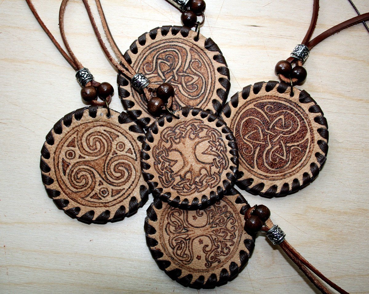Украшения из дерева и кожи