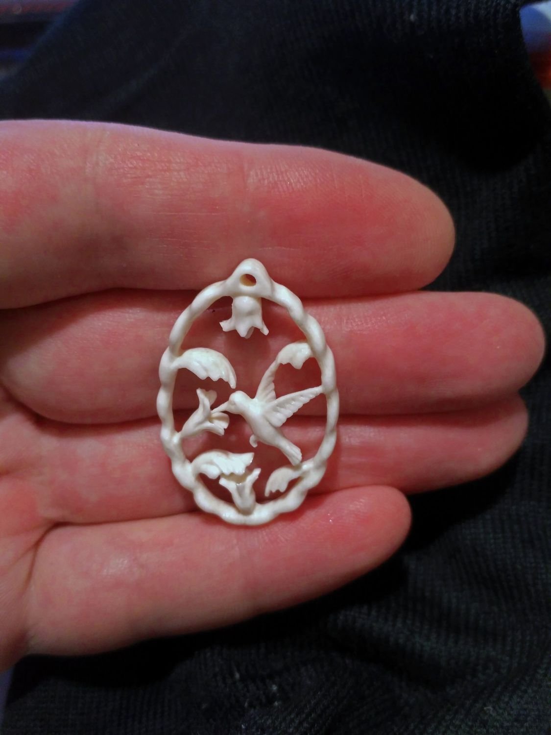 Резьба из кости подвеска с цветами