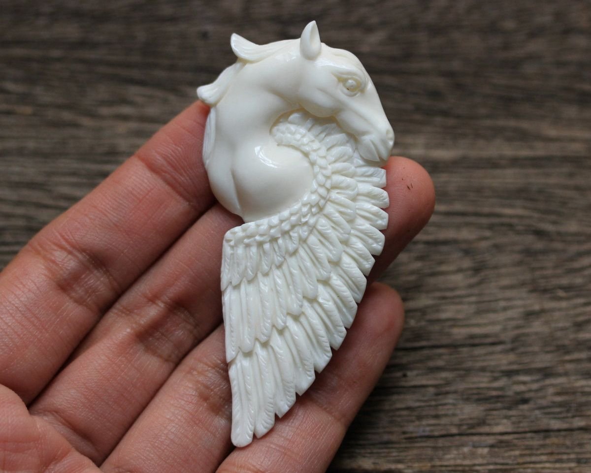 Лошадь из кости