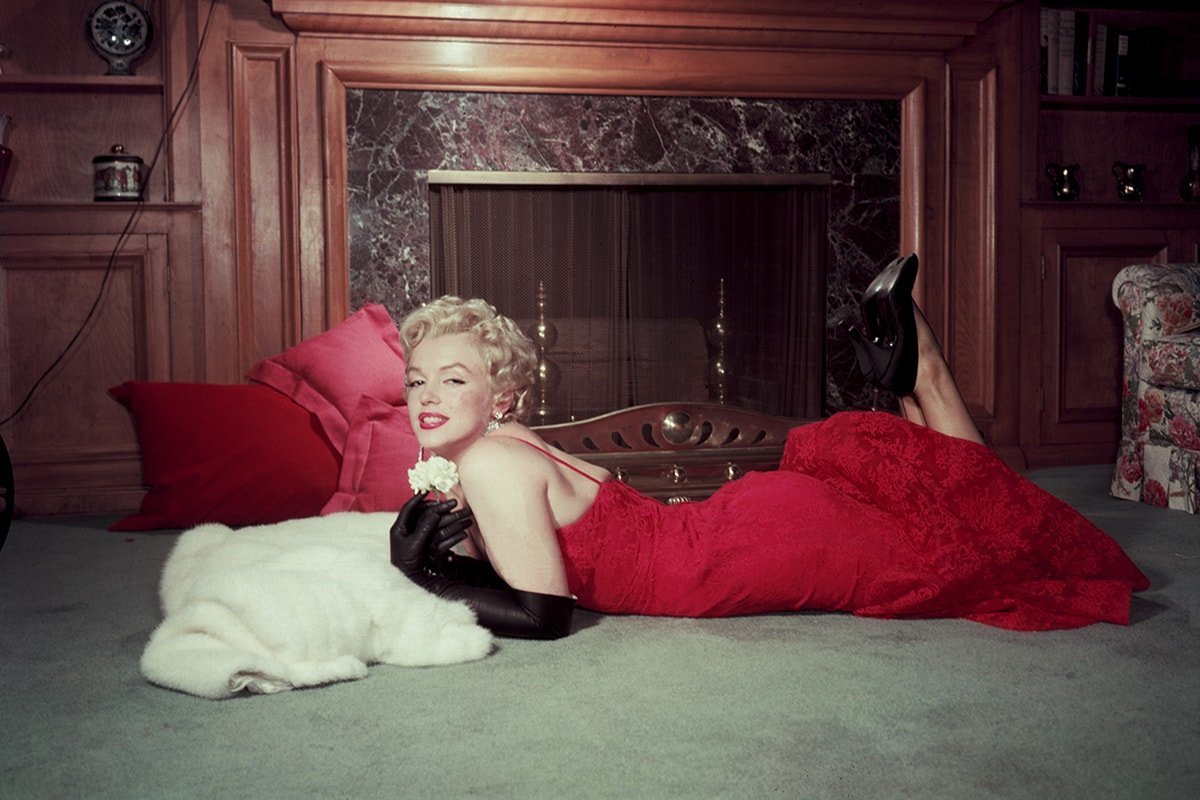 Мэрилин Монро на Красном фоне