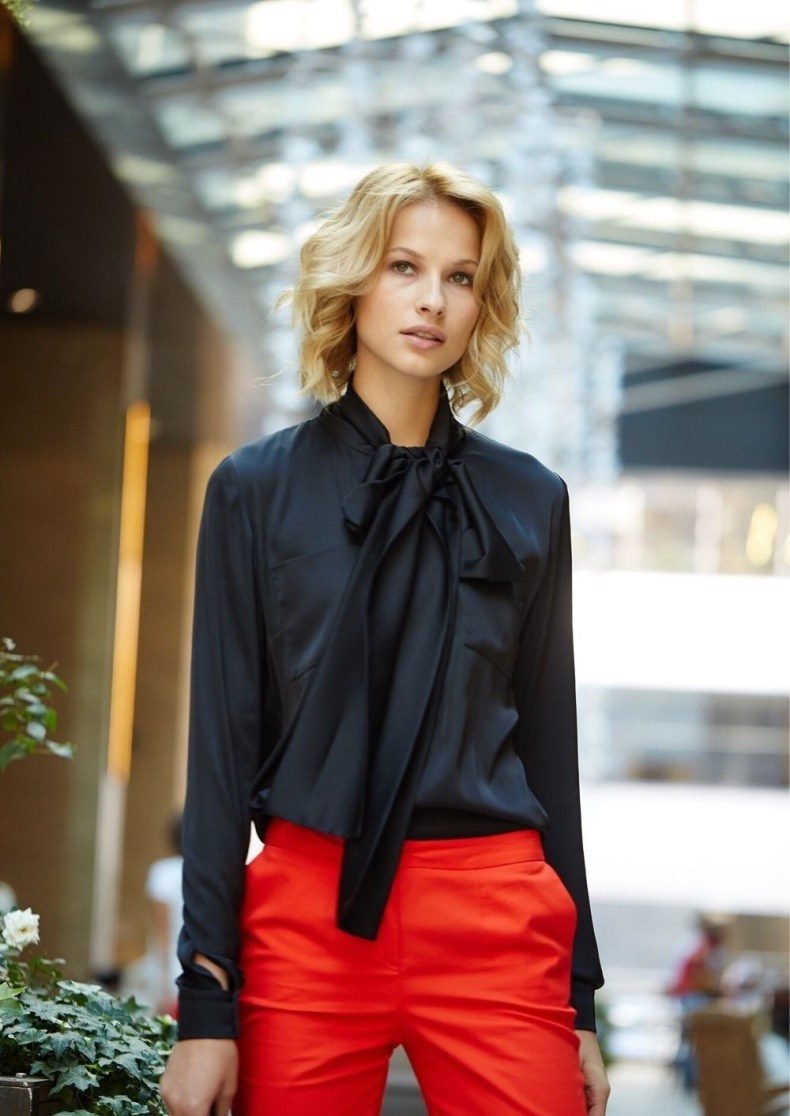 Девушка в черной рубашке