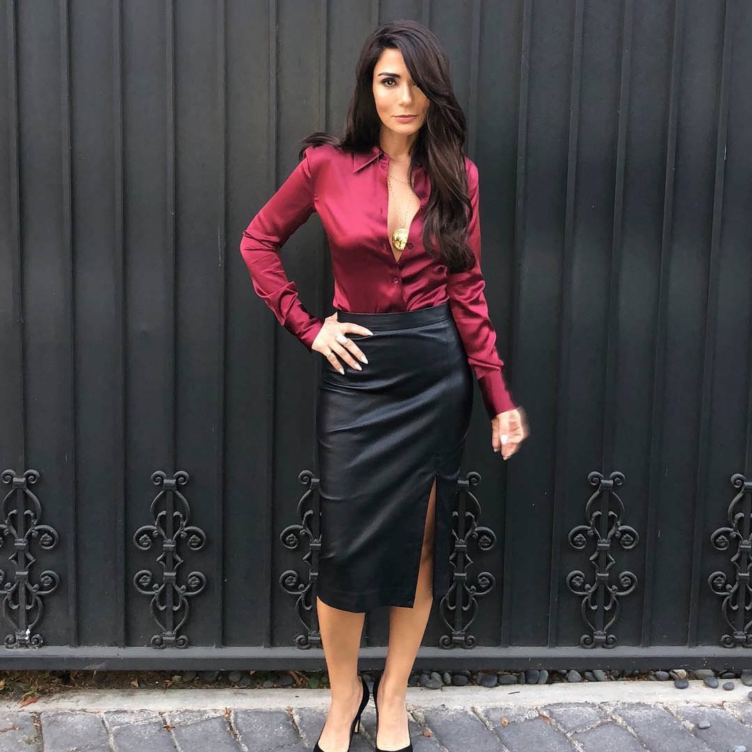 Как красиво носить атласную рубашку