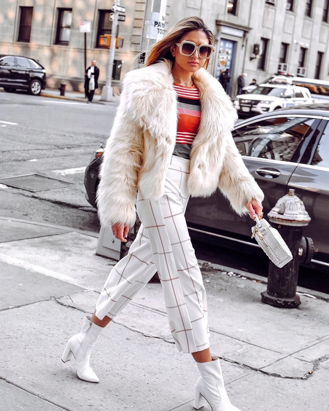 Блондинки в элегантных шубах