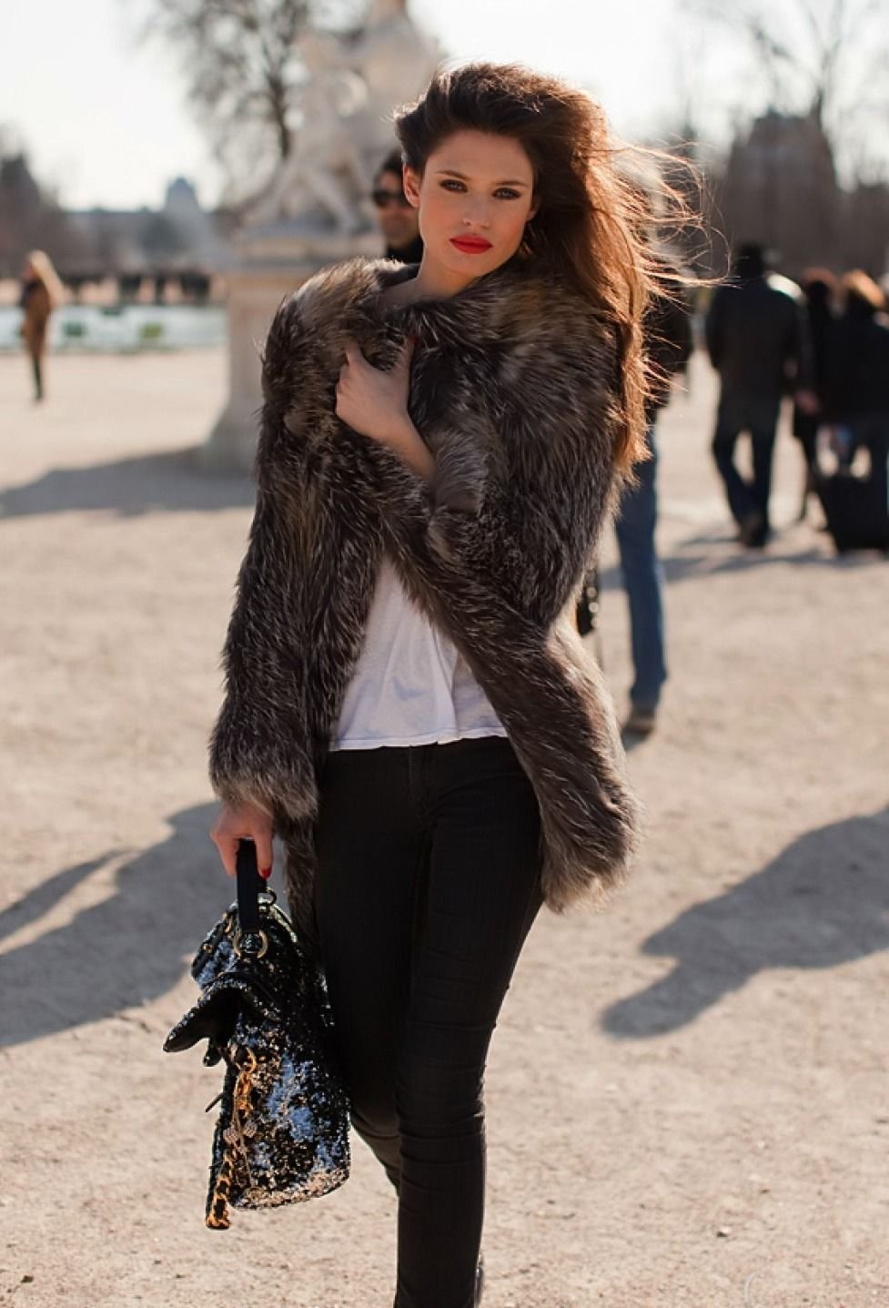 Модные полушубки из искусственного меха 2022