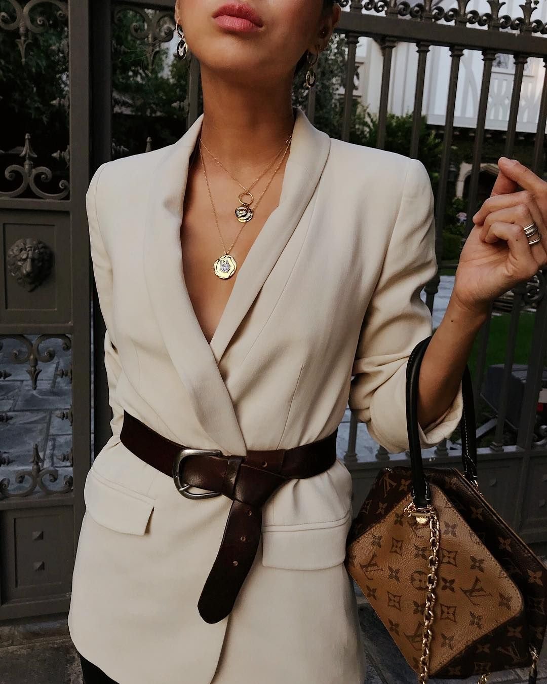 Мужской галстук в женском гардеробе