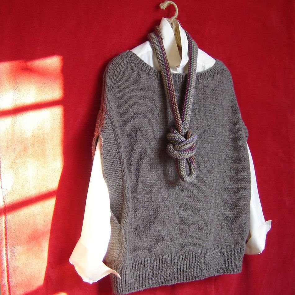 Вязаная жилетка