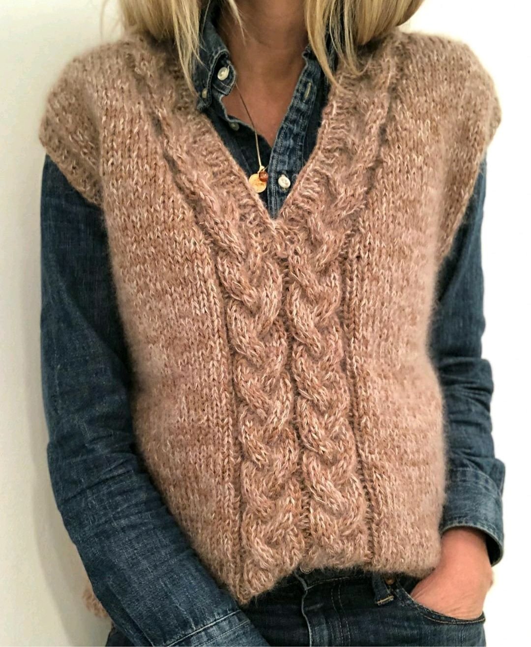 Жилет вязаный