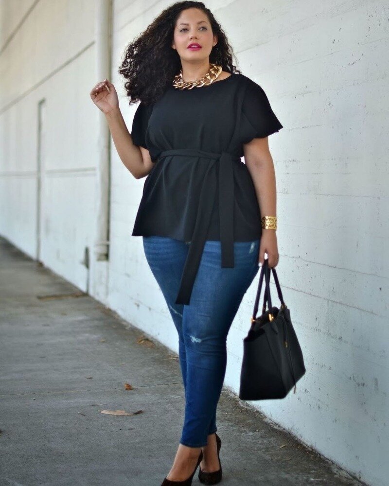 Танеша Авашти в джинсах