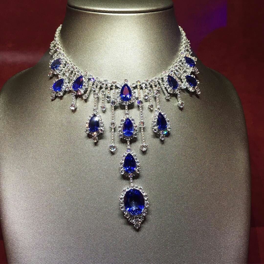 Колье из драгоценных камней сапфиров