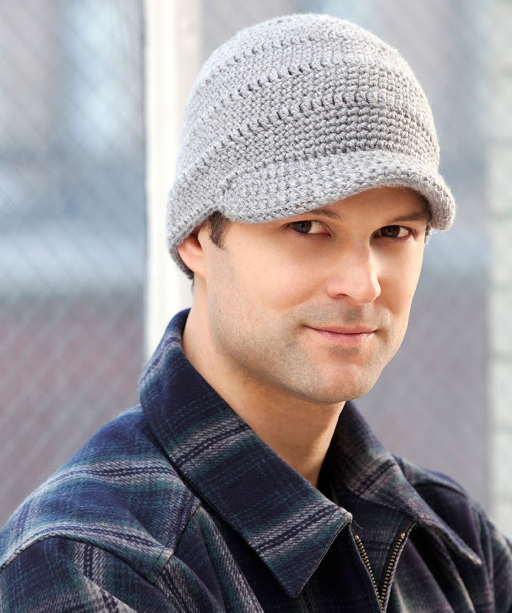 Вязаная шапка с козырьком мужская