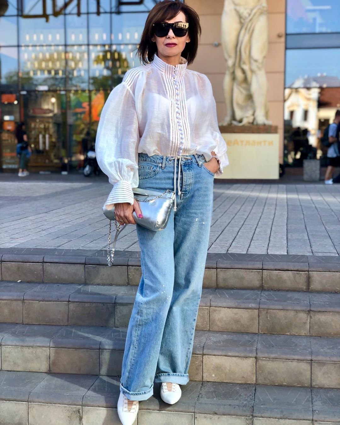 Стильная девушка в джинсах