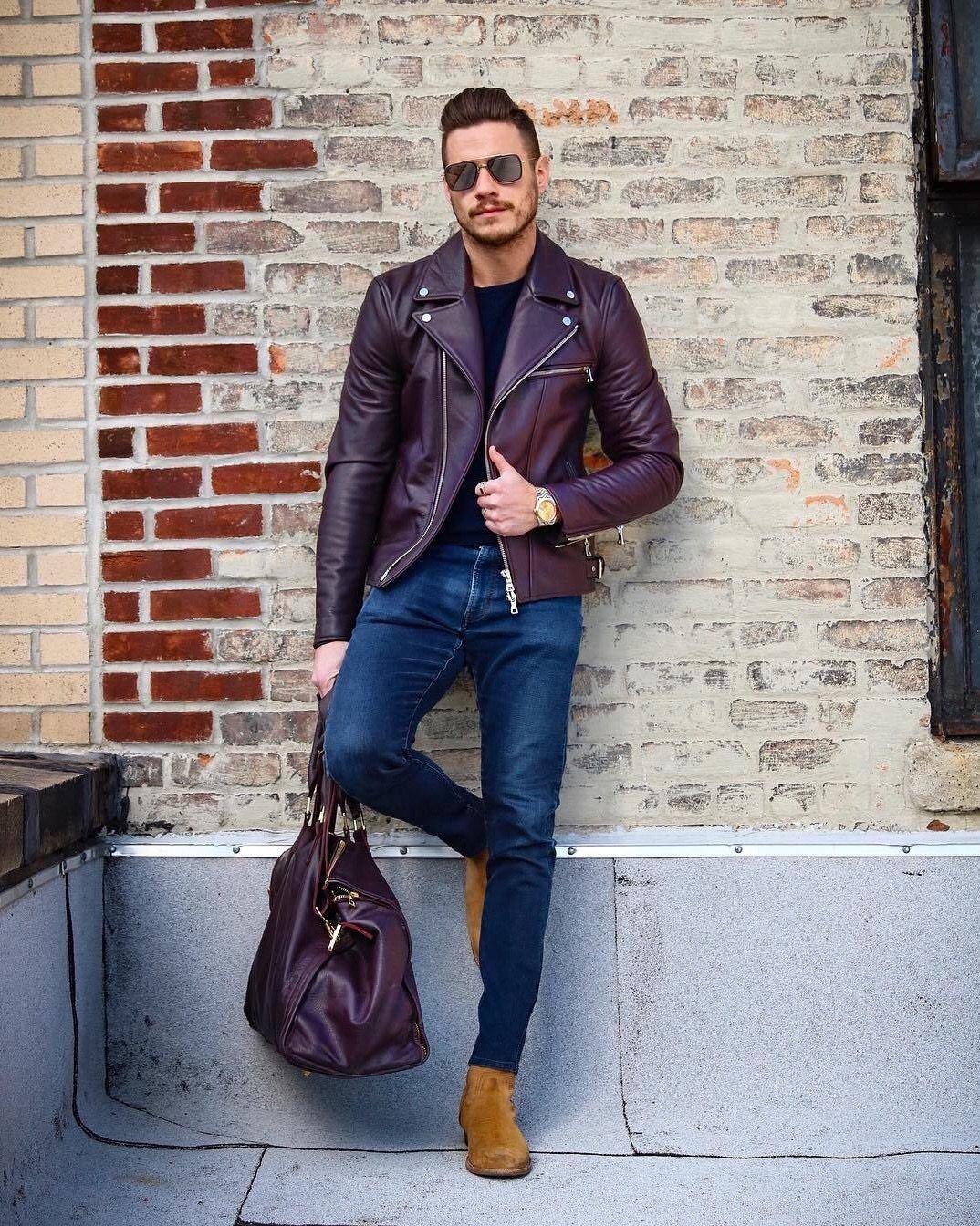 Синие брюки и коричневые ботинки