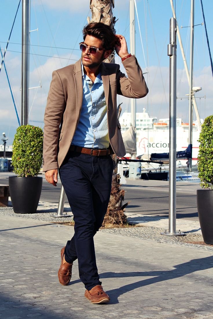 Костюм мужской с коричневыми ботинками