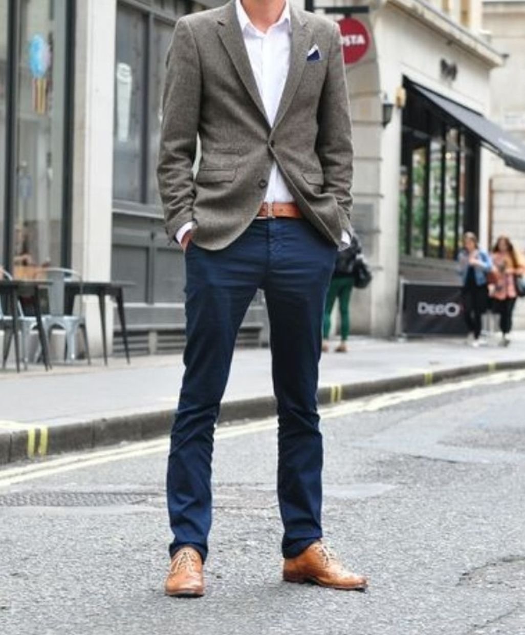 Серые брюки с коричневыми ботинками