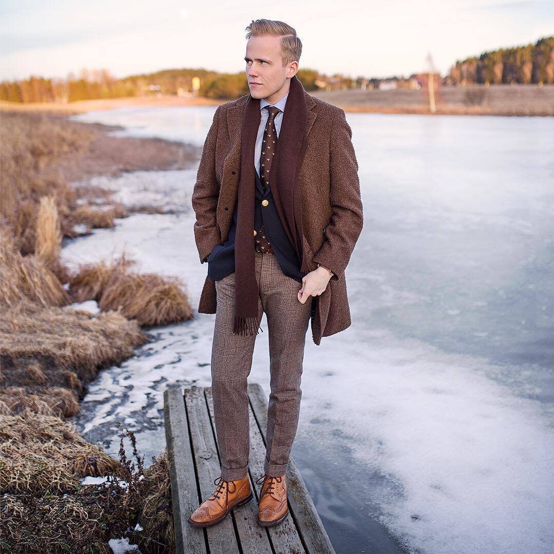 Серые брюки и коричневые туфли