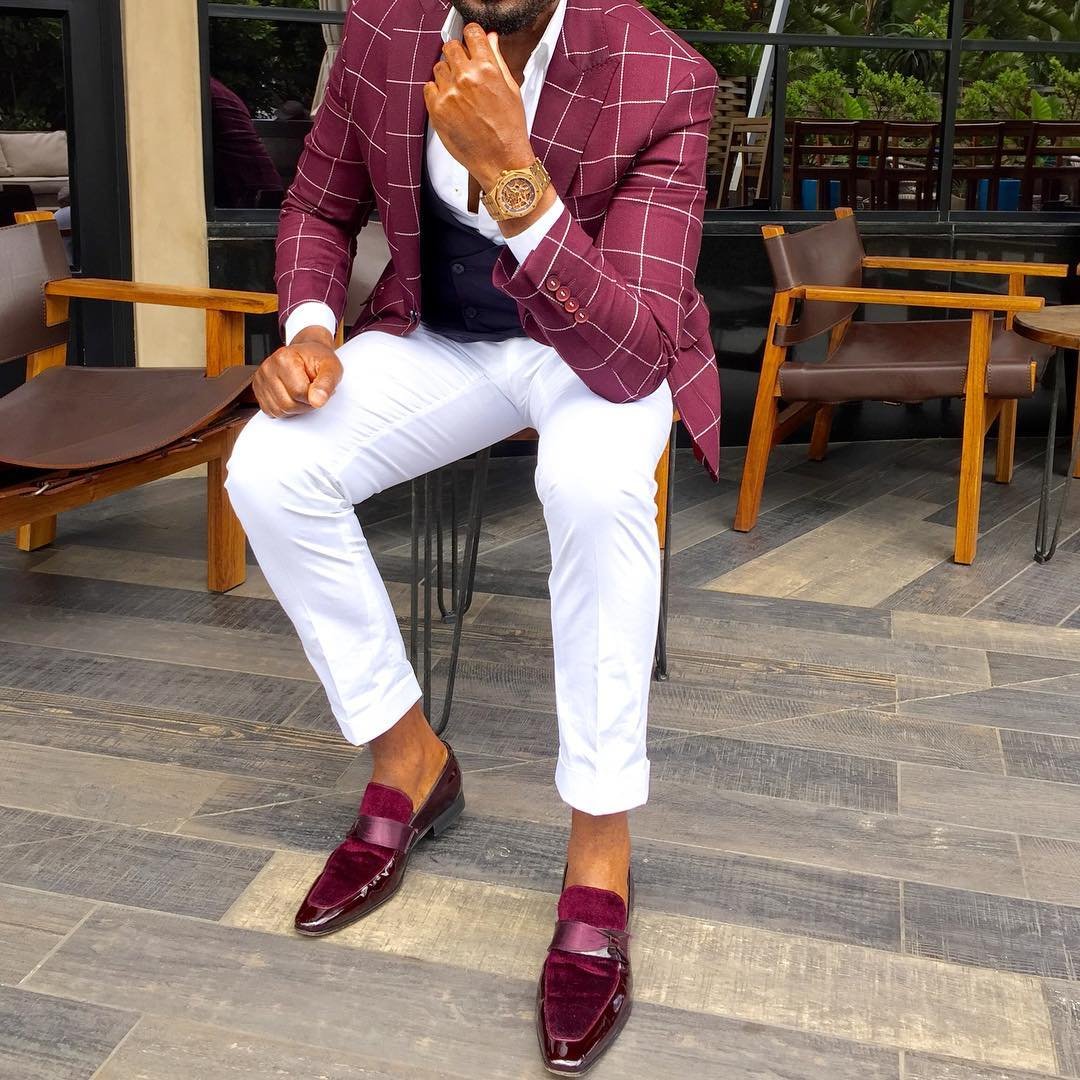 Синие брюки и коричневые ботинки