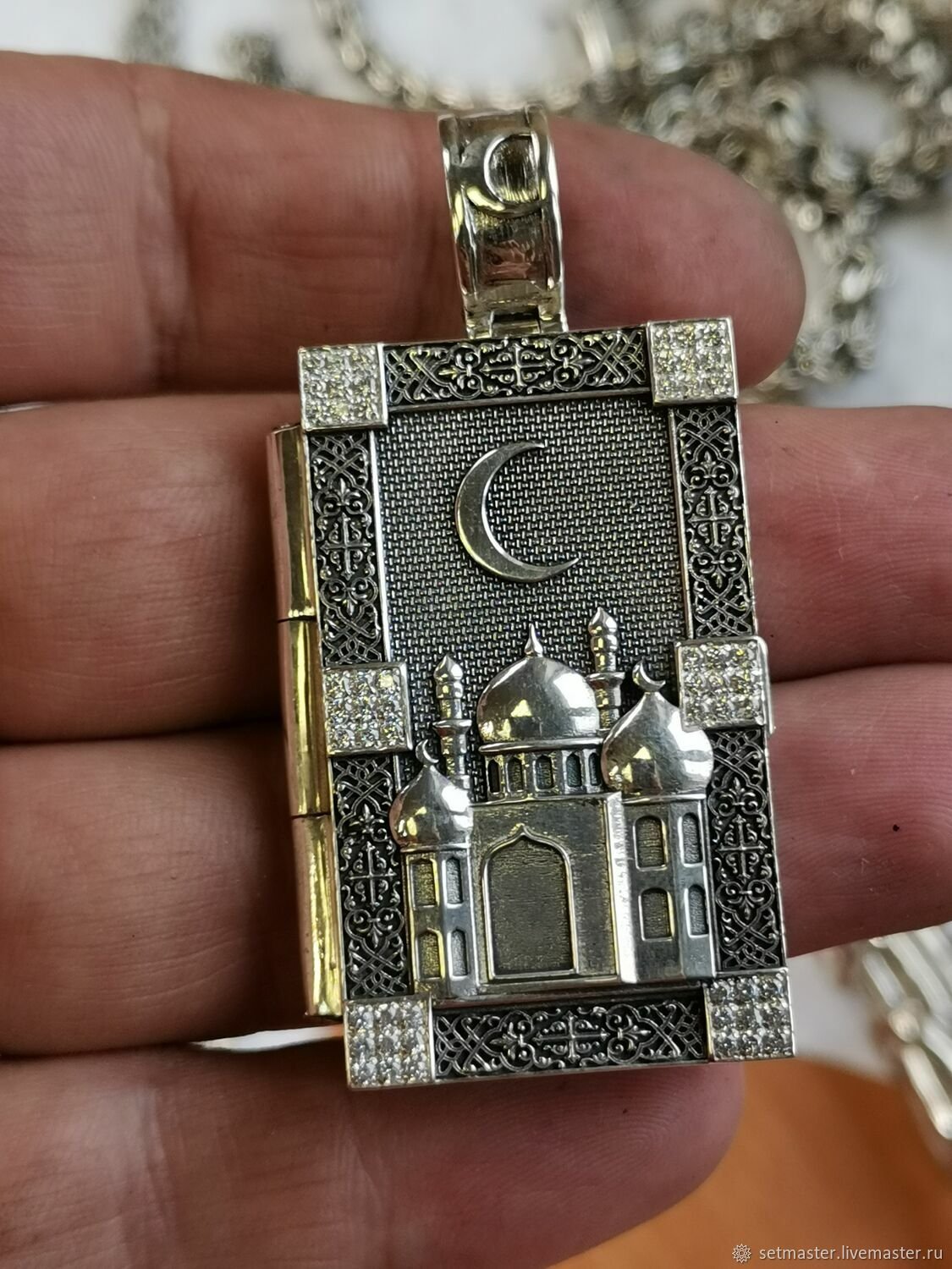 Медальон книжка